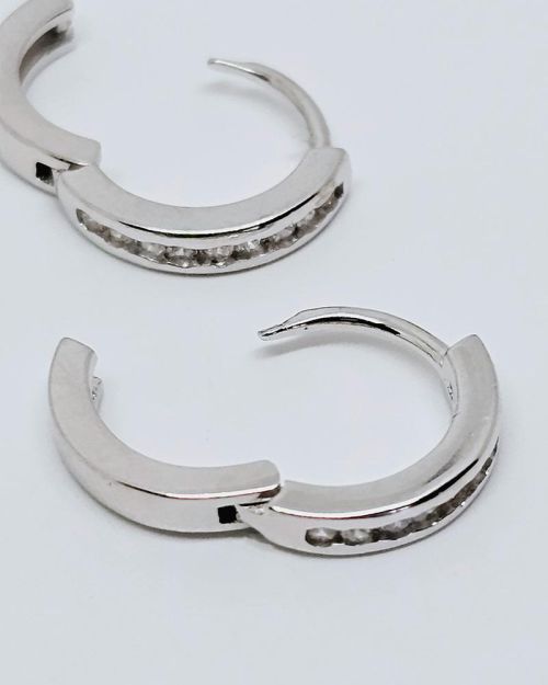Orecchini in argento a cerchio con zirconi