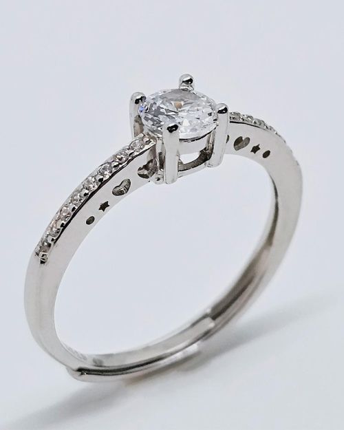 Anello solitario in argento con zirconi