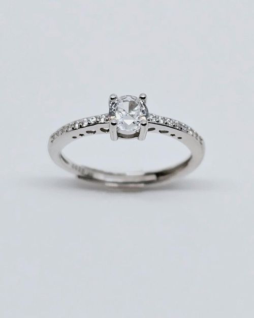Anello solitario in argento con zirconi