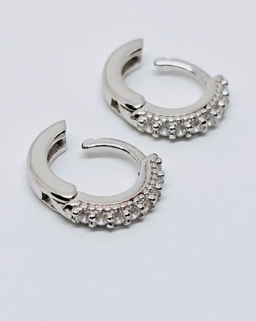 Orecchini in argento a cerchio con zirconi