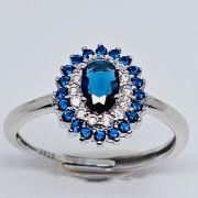 Anello in argento ovale con pietre
