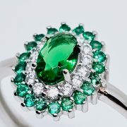 Anello in argento ovale con pietre