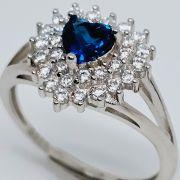 Anello cuore in argento con pietre