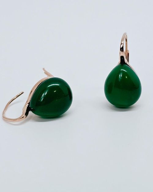 Orecchini pendenti in argento 925% con pietre forma goccia verde