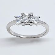 Anello trilogy in argento 925% con zirconi quadrati a scalare