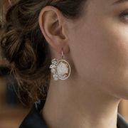 Orecchini pendenti con cammeo in argento 925%